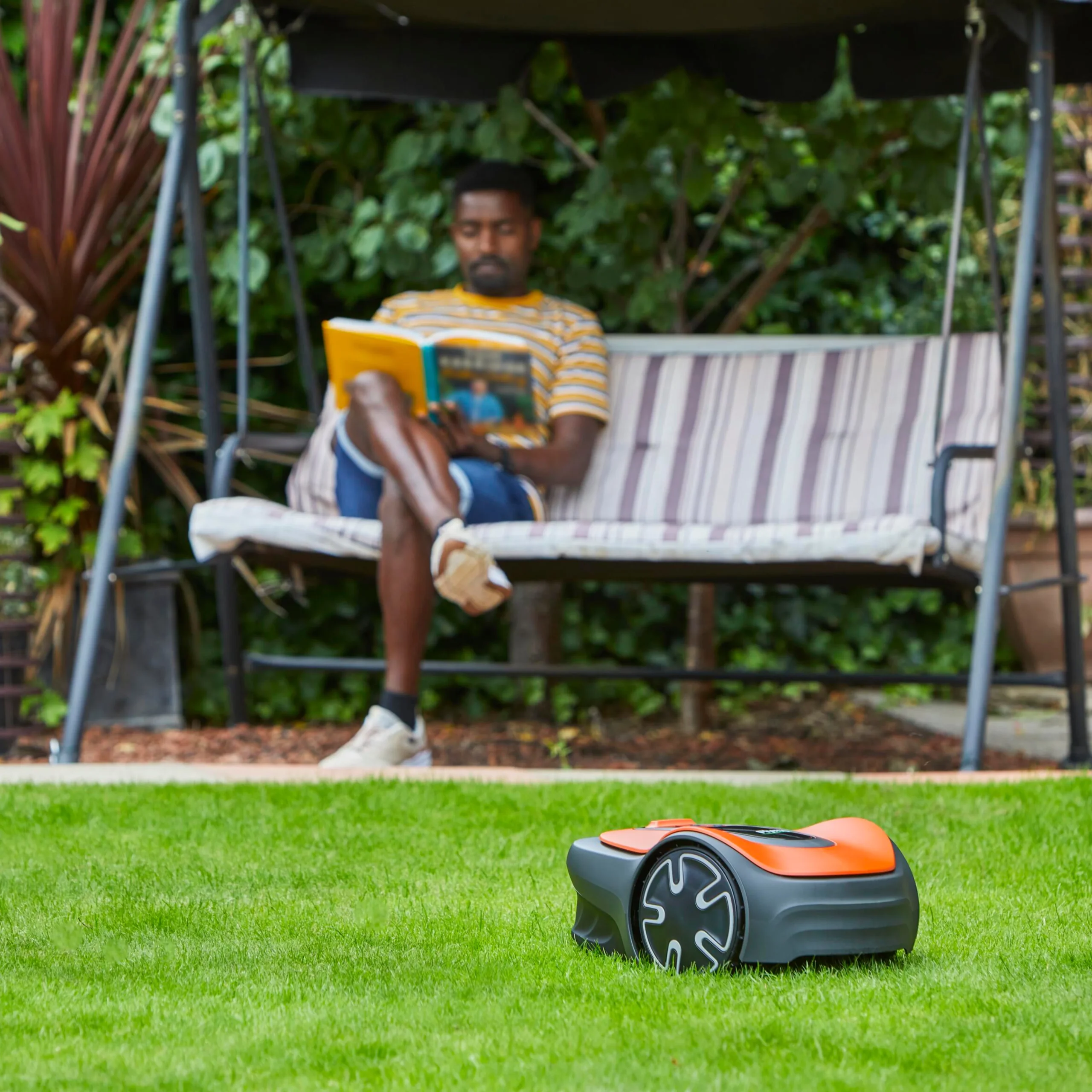 Flymo Easilife Go 250 Cordless Robotic Lawnmower 2 Flymo Easilife Go 250 Cordless Robotic Lawnmower - Image 2